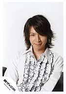 Kanjani Eight / Tadayoshi Okura / Bust up / White ground and black frills / White background / Smile / Official Official photo