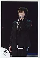KAT-TUN/赤西仁/膝上・学兰・左手麦克风・背景黑/公式生写真