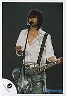 KAT TUN / Hitoshi Akanishi / Knee-Top / White Shirt / Jeans / Guitar / Official Official photo