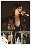 KAT-TUN / Jin Akanishi / Above-knee / Costume black / Gold / Left-hand microphone / Right-hand side / Official Official photo