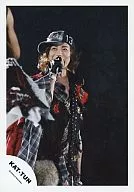 KAT-TUN/紅西仁/膝上・服裝紅黑・黑帽・右手麥剋風/官方生寫真