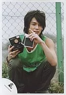 Arashi / Matsujun / Whole Body / Tank Top Green / Right hand camera / Sitting / Back Fence / Official Official photo