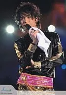 Arashi / Matsujun / Above the knees ・ Costume black ・ Gold ・ Right hand microphone and towel ・ Eye view left ・ johnny's web / Official Official photo