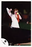 KAT-TUN/赤西仁/服装白色，露肩，左手麦克风，球，前方车/官方生写真