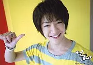 Hey! Say! JUMP / Yuri Chinen / Horizontal ・ Bust up ・ Right hand thumb standing ・ T-shirt Striped ・ Background yellow / Official Official photo