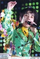 嵐/二宮和也/上半身·服裝綠色·右舉·左手麥剋風·johnny's web/官方生寫真