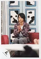 Arashi / Sho Sakurai / Sitting on a red sofa / Above the knees / Front table / Shirt check purple / Matching both hands / Official Official photo