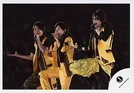 嵐/櫻井・松本宮・二/橫型・膝上・黑色、黃色・身體向左・背景黑色・松本眼鏡/官方生寫真