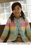 Berryz Kobo / Yurina Kumai / Upper body / Background / Front of house / Sitting on chair / 7 color striped jacket / Official Official photo