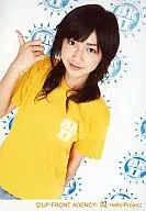 Berryz Kobo / Yurina Kumai / Upper Body / Right Hand Grip Face Horizontal / Left Hand Back / Yellow T-Shirt / Official Official photo