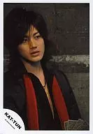 KAT TUN / Hitoshi Akanishi / Bust-up / Black Shirt / Red Stole / Trump Gray Wall / Official Official photo