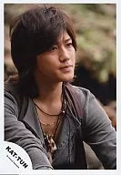 KAT TUN / Hitoshi Akanishi / Bust up / Gray shirt / Necklace / Background outdoor / Body facing / Official Official photo