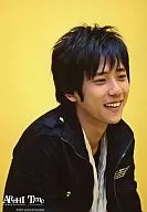 Arashi / Kazuya Ninomiya / Bust up / Background yellow / Dark blue jacket / Smile / ARASHI Time SUMMER TOUR 2007 - コトバノチカラ -