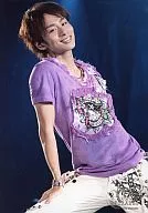 KAT-TUN/中丸雄一/襯衫紫色・身體向右・膝上・QUEEN PIRATES/正式生寫真