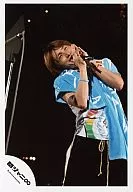 Kanjani Eight / Akihiro Yasuda / Live Photo / Above-the-knee / T-Shirt white / Pants black / Towel light blue from the shoulders / Both hands microphone / Official Official photo