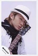 Kanjani Eight / Shodai Yasuda / Bust up / Muffler black / Shirt white / Hat white / Guitar / Official Official photo