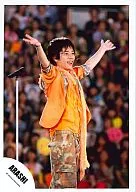 Arashi / Kazuya Ninomiya / Live Photo / Above the Knees / Costume Orange / Pants Camouflage / Both Hands Spread / Body Facing Right / Official Official photo