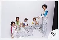 Arashi / 5 people / horizontal type, 4 persons seated, costume white, background white / official Official photo