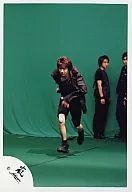 Arashi / Masaki Aiba / Whole body / Running / Costume black / Background green / Ohno and Matsumoto behind / Official Official photo