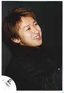 Arashi / Satoshi Ohno / Bust up / Costume black / Gaze right / Smile / Background black / Official Official photo