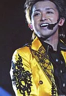 Arashi / Satoshi Ohno / Upper body / Costume black / yellow / Background black / Live photo / Official Official photo