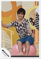 Kanjani Eight / Ryo Nishikido / Pink Shirt with Face Print, Blue half pants, Pink Balance Ball, Next Person and Background Car Toy / Official Official photo