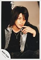 KAT TUN / Hitoshi Akanishi / Upper body / Jacket black, silver decoration / Eye line right / left hand mouth / Official Official photo