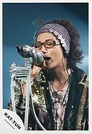 KAT-TUN / Hitoshi Akanishi / Live photo, bust up, right hand microphone, glasses, hair band, costume black / Official Official photo