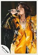 KAT TUN / Hitoshi Akanishi / Live Photo / Upper Body / Costume Yellow / Right Hand Microphone / Eye View Left / Background Black / Official Official photo