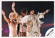 KAT-TUN/Akanishi, Nakamaru, Tanaka/Live photo/Horizontal, Disfraz blanco, Cuerpo derecho, Ambas manos extendidas, Sombrero negro/Oficial Official photo