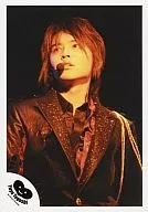 NEWS / Yuya Tegoshi / Live Photo / Bust Up / Costume Black / Orange Light / EarphoneMicrophone / Photo Lower Left "Yuya Tegoshi" / Official Official photo