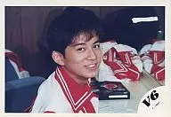 V6/岡田準一/橫型・臉朝上・服裝白紅色・身體向右・相機視線/官方生寫真