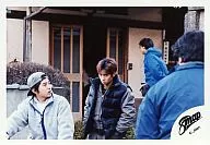 SMAP/中居正広/横型・上半身・ダウンベスト青・両手ポケット・背景家屋/公式生写真