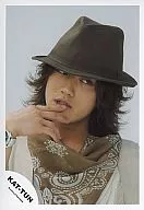 KAT-TUN / Jin Akanishi / Bust up / Brown scarf / White shirt / Right hand opening / Brown cap / White background / Eye right / Official Official photo