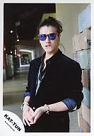 KAT TUN / Hitoshi Akanishi / Upper body / Jacket black / Rolled up sleeves / Left arm bracelet / Right arm wristwatch / Sunglasses / Twisted mouth / Official Official photo