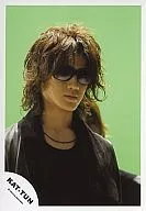 KAT TUN / Hitoshi Akanishi / Bust up / Jacket black / Sunglasses / Background yellow / Green / Person behind / Official Official photo