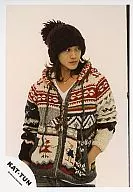 KAT TUN / Akanishi Jin / Above-the-knee / Mixed red / white / blue sweater / Purple Knitted hat / Left hand pocket / White background / Right face / Official Official photo