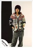 KAT TUN / Akanishi Jin / Sweater with mixed colors of red, white and blue / Purple Knitted hat / Pocket with both hands / Jeans / Background white / Photo left black / Official Official photo