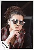 KAT TUN / Hitoshi Akanishi / Bust up / Black shirt / Red and grey check scarf / right hand chin / Background black / Official Official photo