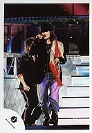 KAT TUN / Hitoshi Akanishi / Live photo / Jacket black / Microphone on the right hand / Purple pants / Member behind / Official Official photo