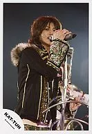 KAT TUN / Hitoshi Akanishi / Live Photo / Upper body / Jacket black / Right hand microphone stand / Background black / Camera line / Official Official photo