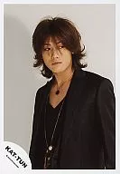 KAT TUN / Akanishi Jin / Upper body / Jacket black / Necklace / Background white / Eye right / Official Official photo