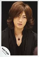 KAT TUN / Hitoshi Akanishi / Bust up / Jacket black / Necklace / Background black / Eye diagonal right / Official Official photo