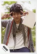 Arashi / Kazuya Ninomiya / Upper body / Gray Cardigan / Sitting / Book / Two handed Piece / Official Official photo