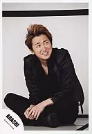 Arashi / Satoshi Ohno / Whole body, sitting, sitting cross-legged, costume black, gaze side / Official Official photo