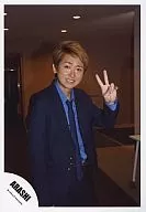 Arashi / Satoshi Ohno / Above-the-knee / Out of sight on the right hand / Left hand piece / Blue suit / Blue tie / Official Official photo