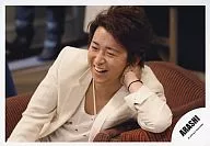嵐/大野智/橫式/坐式/左臂扶手上/衣服白色/椅子紅色/官方生寫真