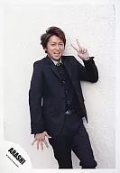 Arashi / Satoshi Ohno / Above-the-knee / Left-hand Peace / Right-hand Par / Costume black / Collar gray / Official Official photo