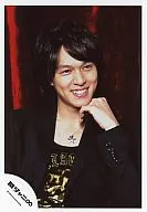 Kanjani Eight / Ryuhei Maruyama / Bust up / Jacket black / Inner black / Background red / Left hand chin / Official Official photo