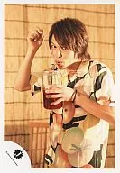 Kanjani Eight / Ryuhei Maruyama / Mixed colors of upper body and shirt / shaved ice syrup on hand / Background sudare / Official Official photo